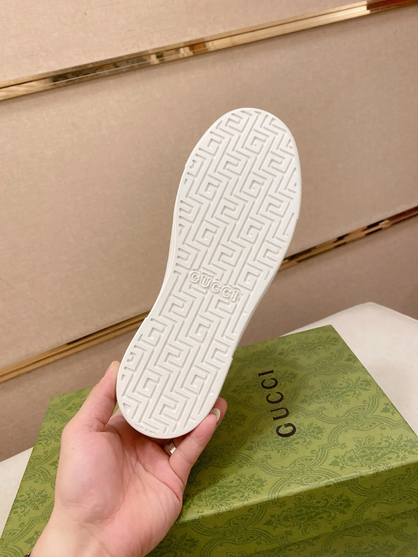 Factory price: 440💰 (GUCCI) The latest model from the official website 🎁🎁Casual and fashionable men's shoes👟, hot style 💥The version is simple and elegant, exclusive for trendy men. Unique official website latest brand elements 👑Gucci original decoration, fashionable and generous, the fabric is original cowhide ✅sheepskin lining, the official website specifies wear-resistant casual outsole, the classic model is taken in kind at the counter🎬38-44 (45 is not returned or exchanged)